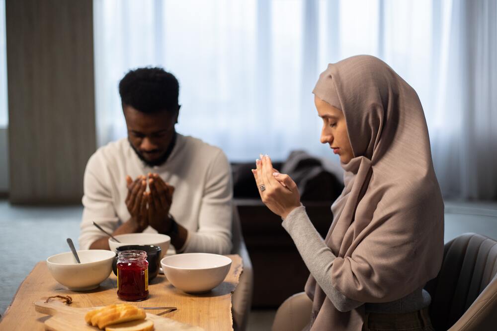Adab Makan dan Minum dalam Islam: Manfaat dan 12 Tata Caranya