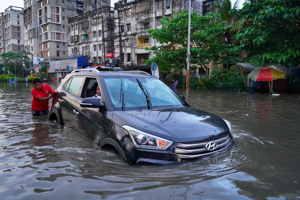 Musim Hujan, Mobil Terendam Banjir? Ini yang Perlu Anda Lakukan!